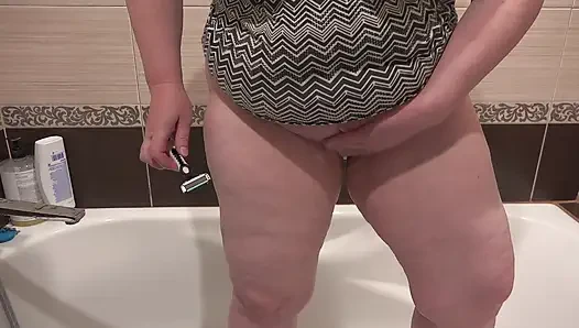 Shaving a Mature Pussy. a Busty BBW Shaves Her Trimmed Cunt