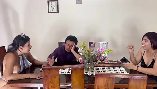 Yaşlı adam iki güzel lezbiyen üvey kızını büyük götlü ve büyük memeli sikiyor