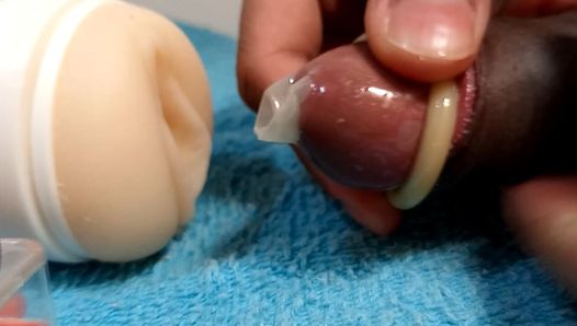 Eine silikon-vagina mit einem kondom ficken