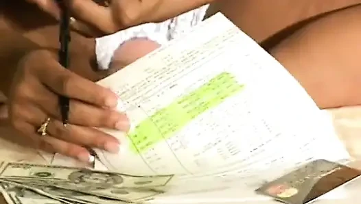Şanslı sürtük aletini emdiriyor ve iki zenci güzel tarafından sikiliyor