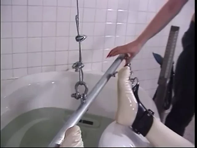 Roșcata este futută în cur până când devine roșu