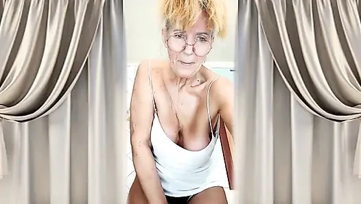 Lukerya si ibu rumah tangga hot di dapur