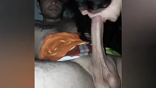 Üvey anne kız arkadaşının yarağını nasıl emmesi gerektiğini göstermek için üvey oğluna oral seks yapıyor