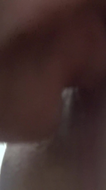 Ali Jones se acerca por un beso rápido, te permite desnudarla y hacer que se corra, luego follarla duro (chorreo de leche) | Clip 1