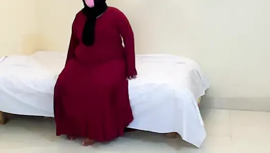 Kırmızı burqa ve tesettürlü tombul Müslüman kayınvalideyi sikiyor (bölüm 2)