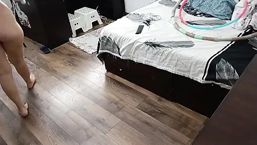 Seksi evli kadın evde çıplak egzersiz yapıyor.