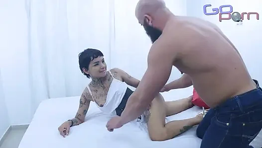 Kel canavar dövmeli genç kızın amını ateşli dölle dolduruyor: götsüz odada sikiş