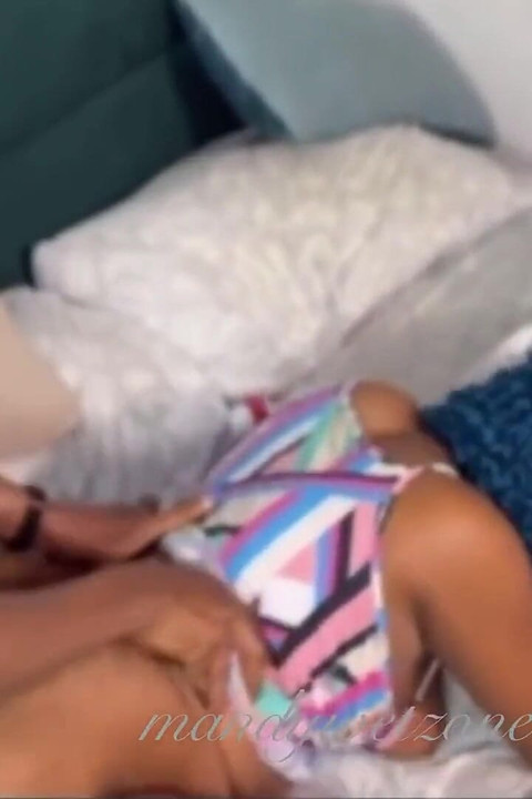 Teman sekamar afrika selatanku bikin aku pengen banget ngentot memek madunya habis-habisan