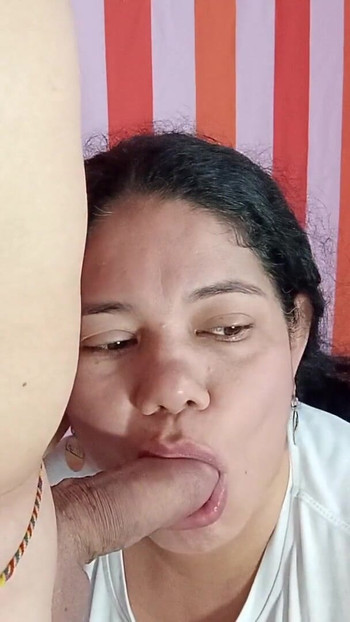 Fată drăguță adânc în gât | Clip 1