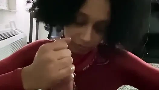 Leena rayz - budak seks dengan tangan mungil dan cantik lagi asik ngocok kontol besar pria kulit putih