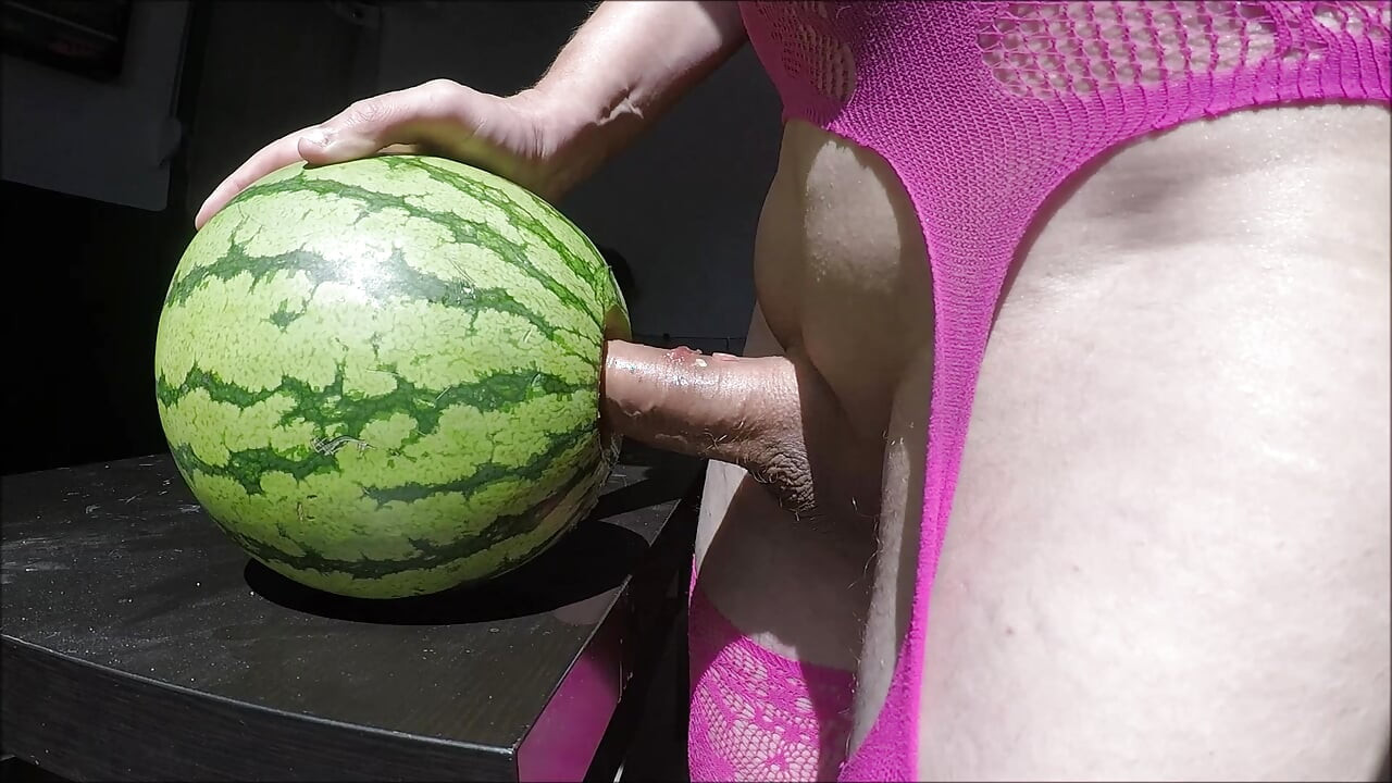 Trans neukt een watermeloen en komt klaar