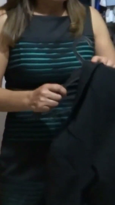 Prima dată când o mamă sexy se expune și începe să se entuziasmeze | Clip 1