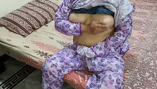 Ateşli Hintli orta yaşlı seksi üvey anne oğlunun arkadaşıyla aldatıyor