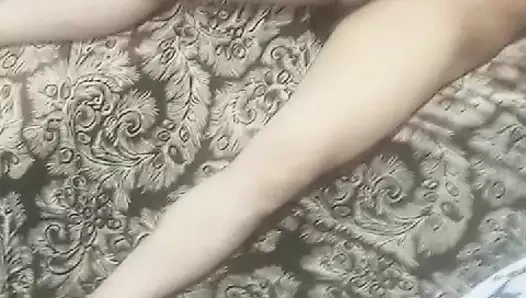 Erkek kardeşin kız arkadaşı oğlanın mastürbasyon yapmasını izliyor