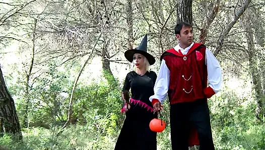 Geiles paar schleicht sich von einer halloween-party heraus, um zu ficken