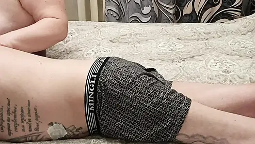 Утро началось с массажа и глубокого минета с глотанием спермы от мачехи