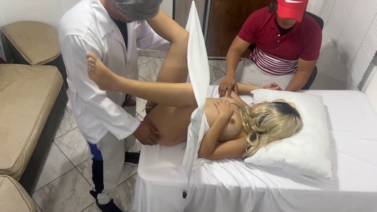 Pervertido Se Hace Pasar por Medico Ginecologo para Follar A La Hermosa Esposa Al Lado de Su Marido Tonto En Erotica Consulta Medica