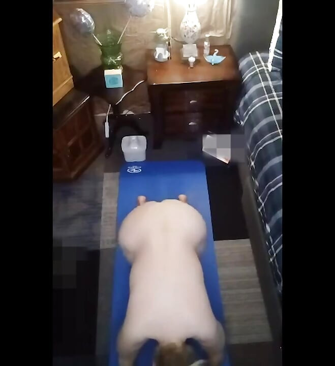 Mamă sexy mare și frumoasă care îmi face exercițiile de yoga de dimineață!