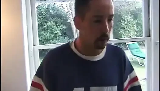 Azgın adam inek ponpon bir genç kızı kanepede sikiyor