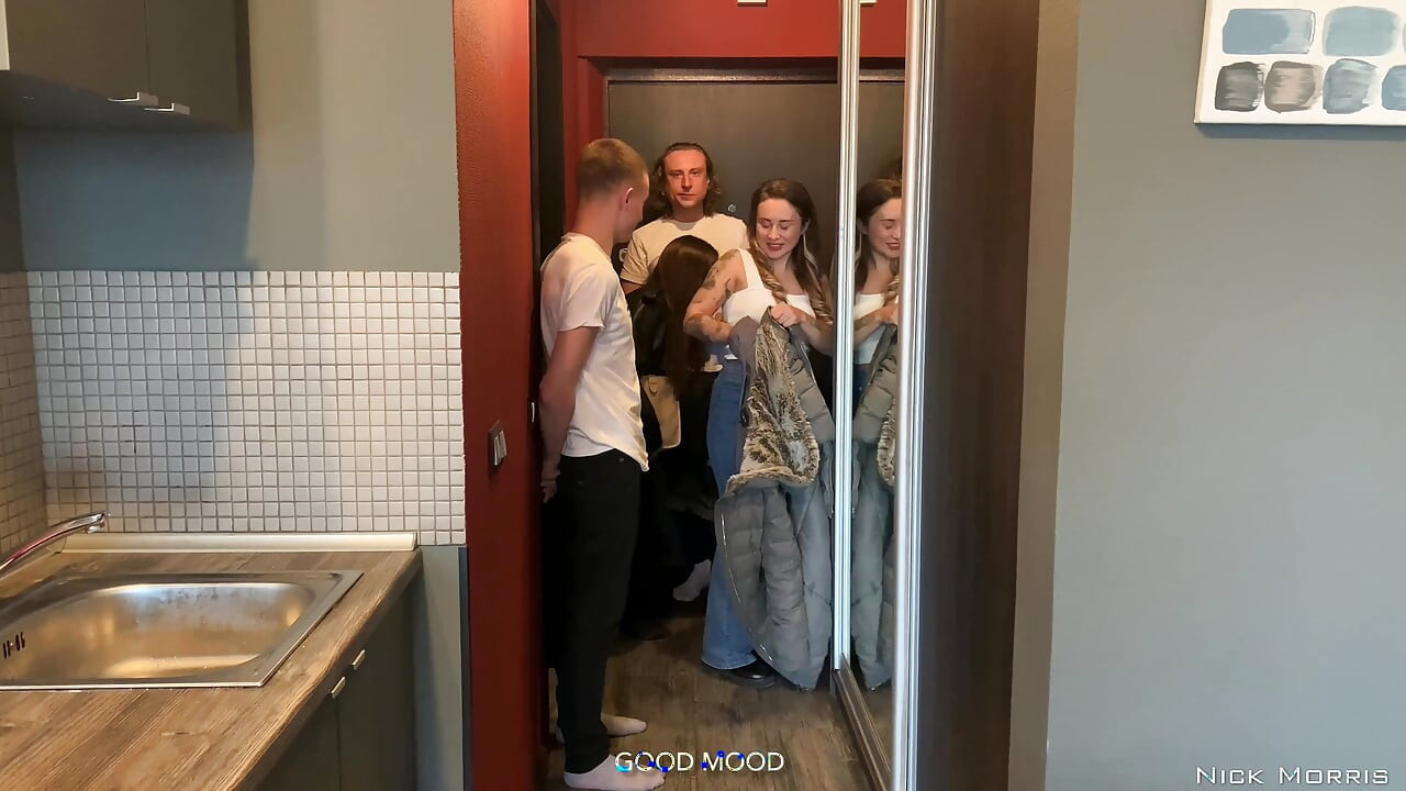 Požudni studenti su došli da iznajme stan i jebali se