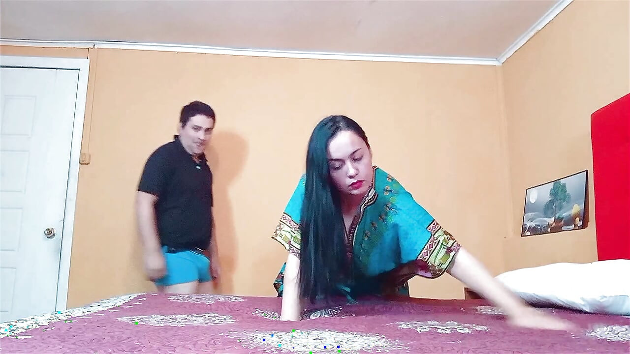 یک عمه هندی را تنها در خانه پیدا کردم و از پشت او را گاییدم.