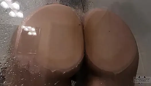 Между ягодицами с участием Sinn Sage, Drake Man O'War