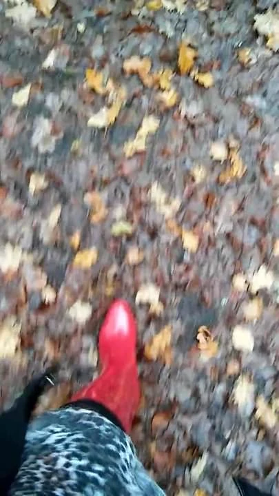 Stiefelnutte in roten Gummistiefeln
