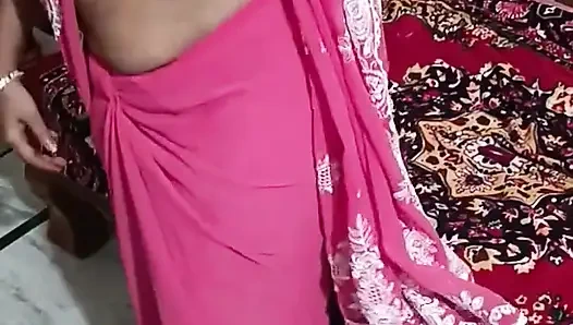 Hintli güzel Telugu teyze sari ateşli romantizm amcığı domaltarak sikiyor