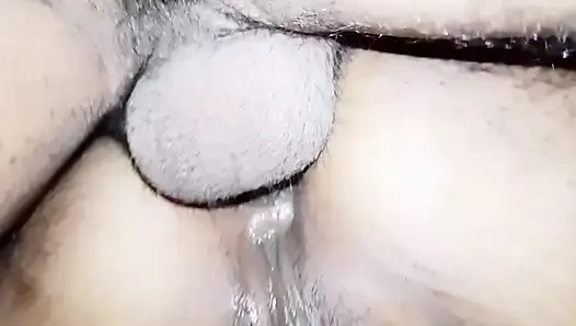 Üvey kız kardeş götüne vurdu, erkek kardeşinin yarağını emiyor ve yarağından su emiyor Hintçe ses
