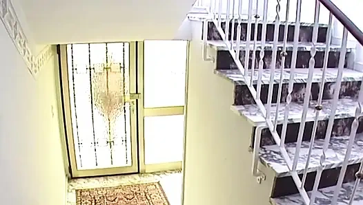 Gözleri bağlı sarışın kadının amcık dudakları kıskaçlı ve geniş açık