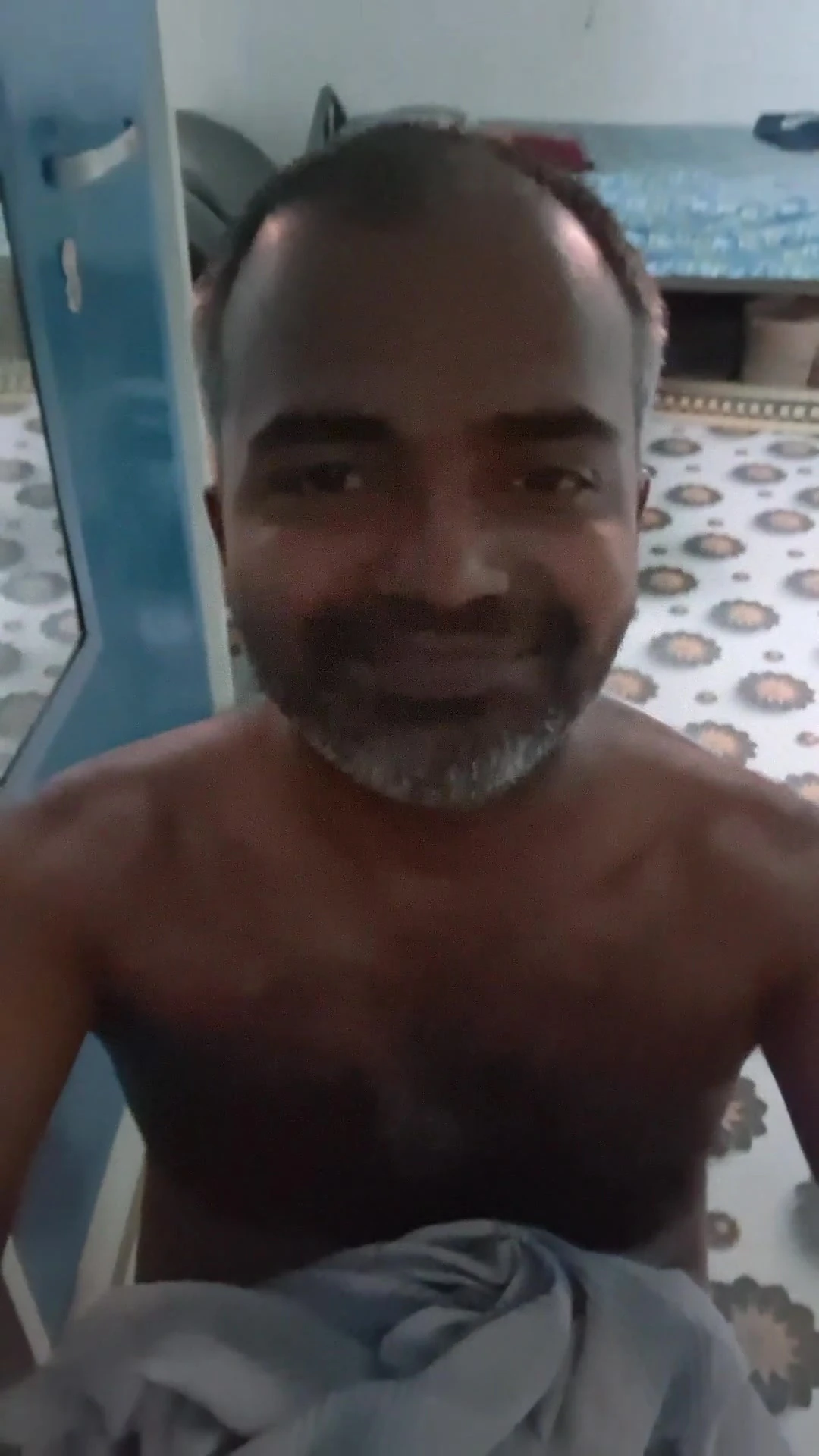 Hintli büyük zenci adam tek başına mastürbasyon yapıyor video 233