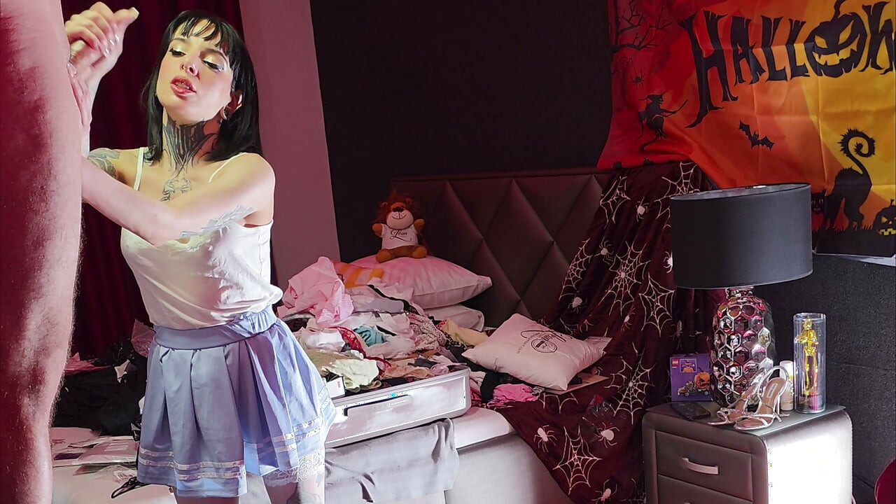 Una puta de Halloween tatuada, increíblemente hermosa y cachonda, cambia de disfraces y hace que un tío amateur de polla grande se corra varias veces