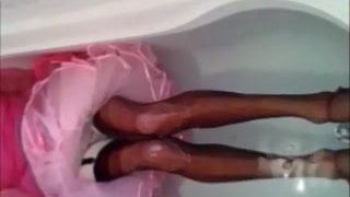 Gaun merah muda di kamar mandi ( bagian 2 )