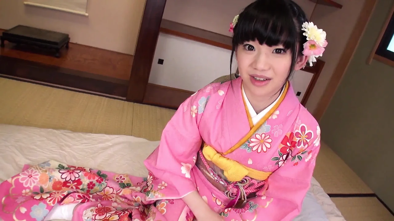 Japanisches schätzchen bekommt ihre enge haarige muschi mit heißem sperma gefüllt