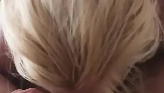 Жена сосет большой член и глубоко заглативается, делает минет в любительском видео