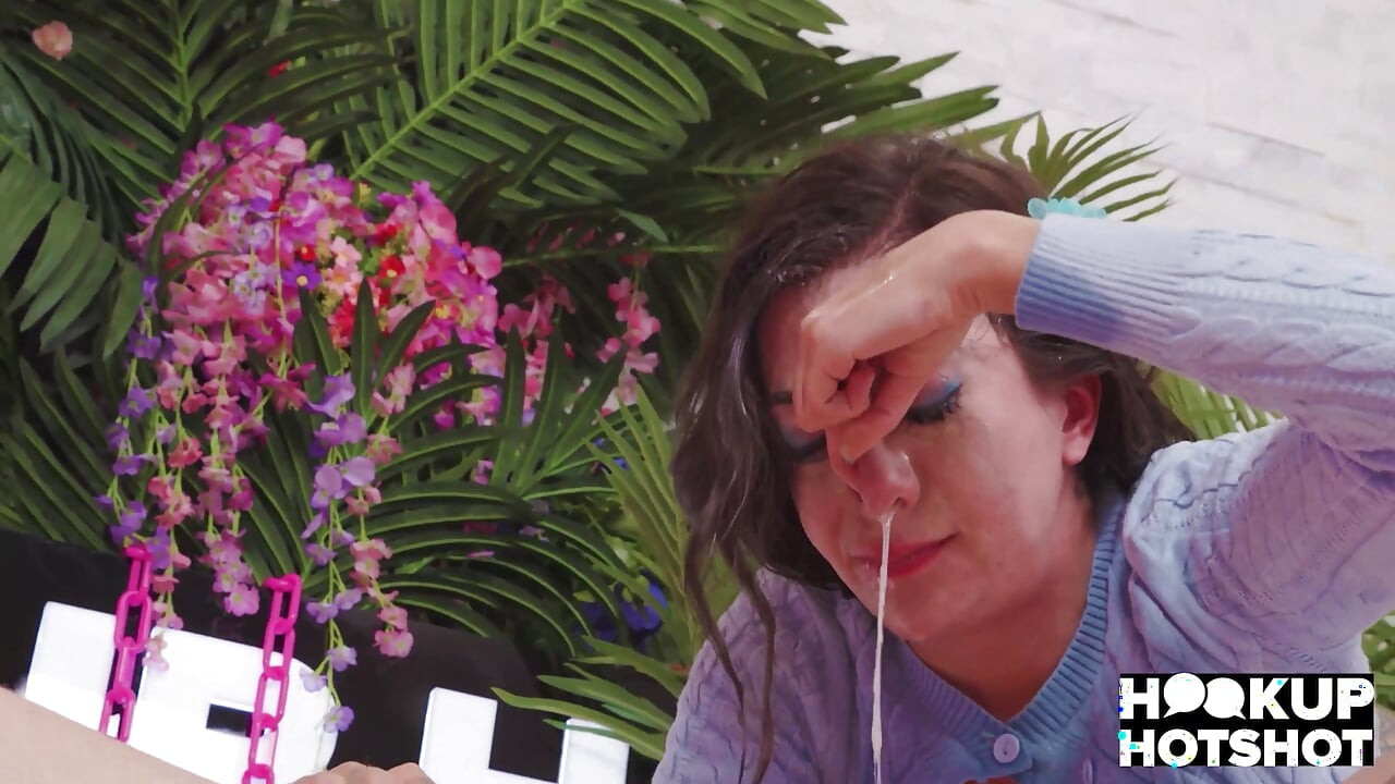 Perempuan jalang yang tidak sabar Natalie Brooks meminta Bryan gozzling untuk seks oral!