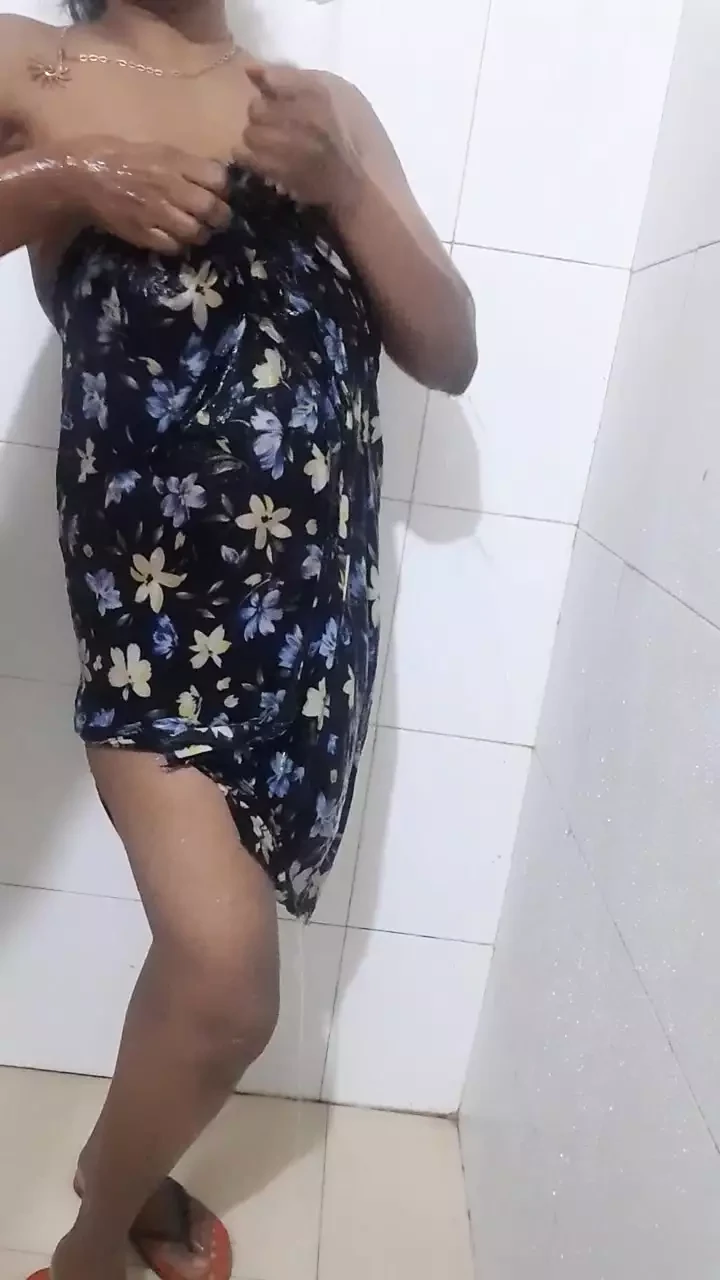Cam girl bath show .whats app no 0742341819