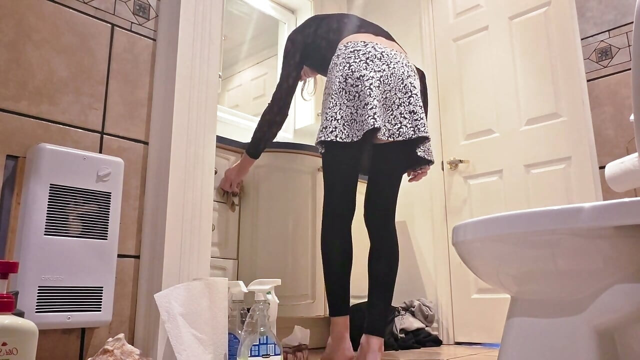 Sexy Filomena Cleans Her Bathroom