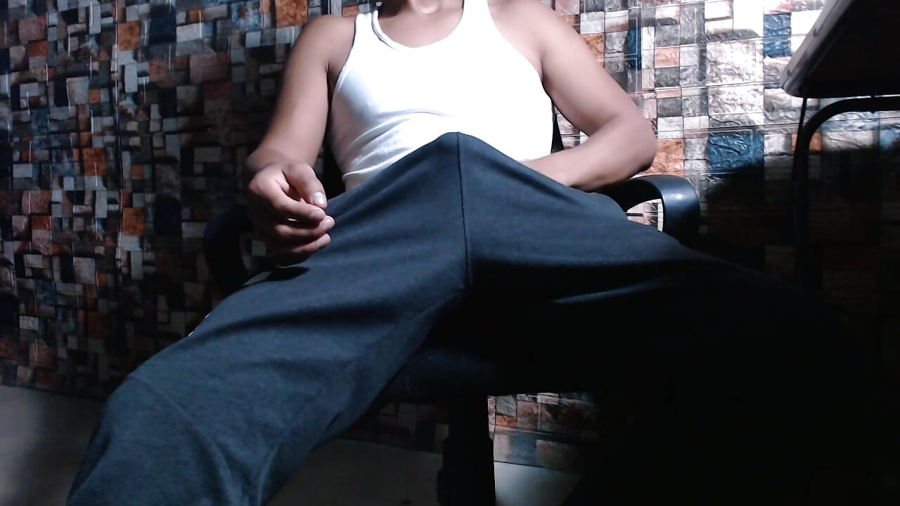 Lelaki solo dalam pakaian sukan mencapai orgasme