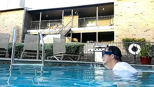 Vicki si suster super semok lagi olahraga di kolam renang sama kamera bawah air!