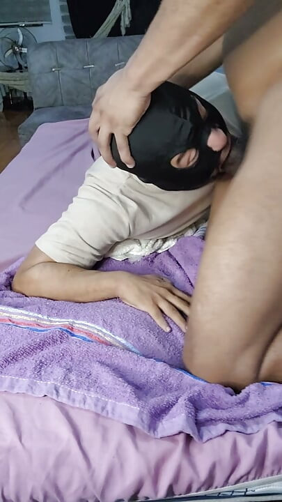 내 입을 세게 박아서 정액으로 가득 채운다