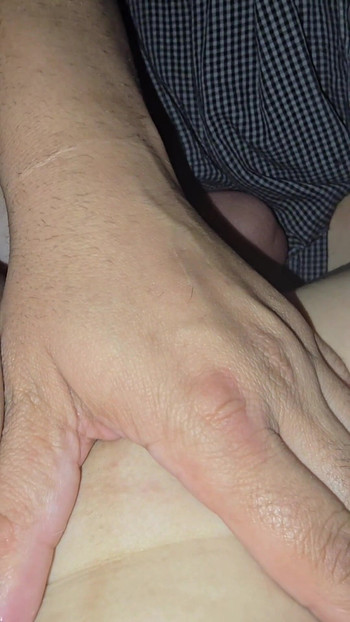 Stiefsohn schleicht sich in das zimmer der stiefmutter und fickt ihre muschi | Clip 1