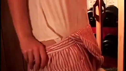 Heiße, enge lesbische schätzchen spielen mit einem doppelkopf-dildo in der sauna