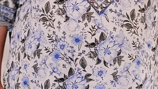 Pakistanlı ateşli model Zara Khan büyük karpuzunu gösteriyor