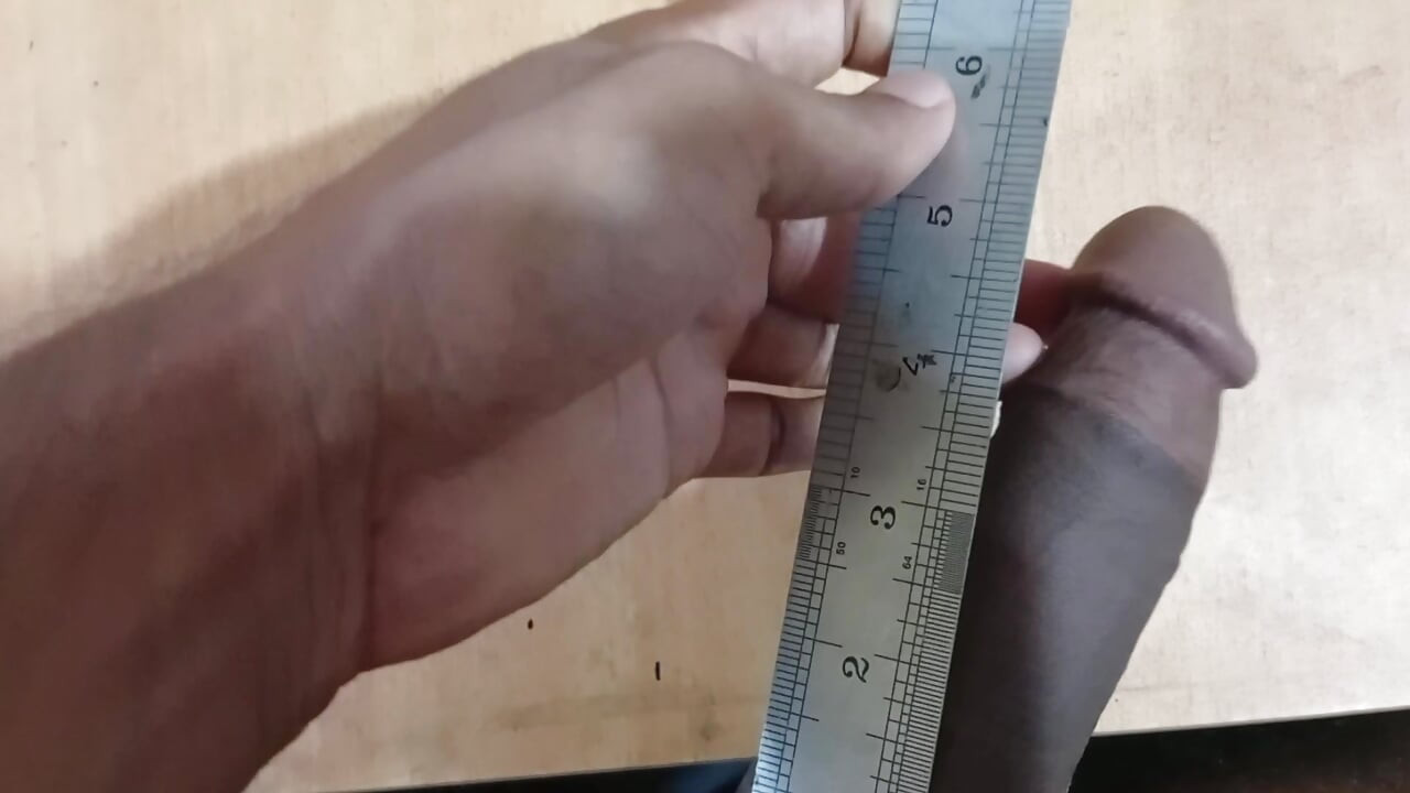 Desi Boy Μετρήστε το βάρος σας με μια ζυγαριά.