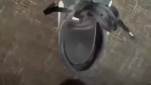 Sneaker vom Kollegen vollgesaut