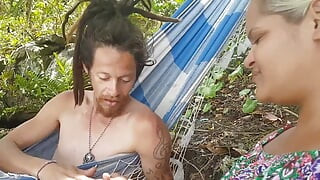 Nimfa svršava na prodavcev kurac Rippi