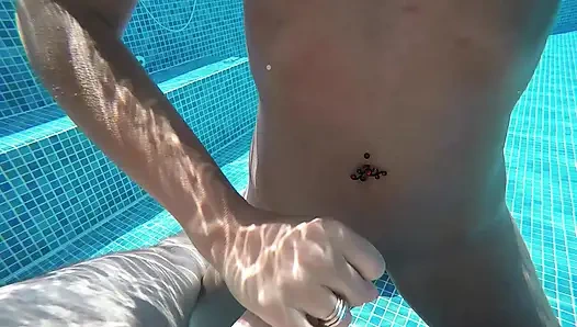 Heiße MILF Mit Rosebud Masturbiert Sich Und Wird Unter Wasser Wichst Und Bringt Dann Ihren Mann Zum Orgasmus