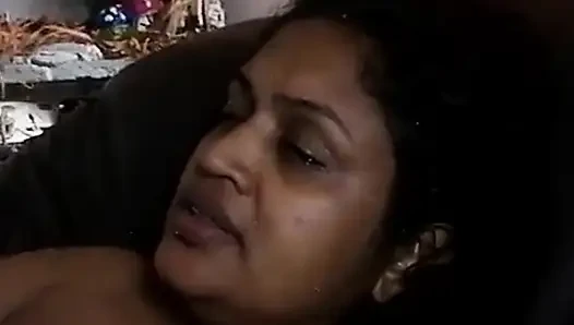 Hintli kadının yüze boşalma izlenimleri