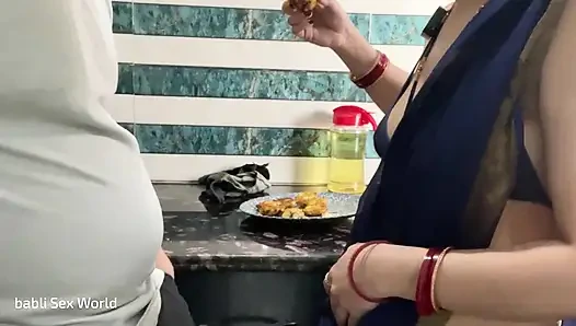 Sex mit heißer tante in der küche, dicke möpse zeigen voll Hindi Audio